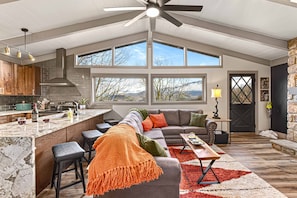 Smart TV, fireplace, video games, table football - 5* Chalet~OberTram~HotTub~GmRm~FireTable~PS5~Bears (Gatlinburg)