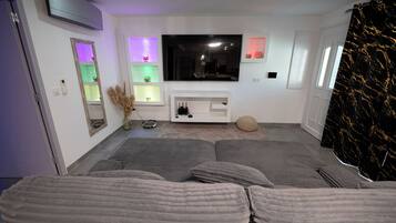 4 slaapkamers, een strijkplank/strijkijzer, reisbedje, gratis wifi