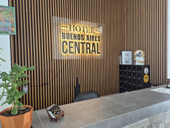 Deluxe Suite, City View | Living area