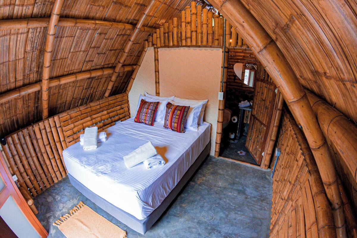 Ein Zimmer mit einem Bett, Kissen und Handtüchern.