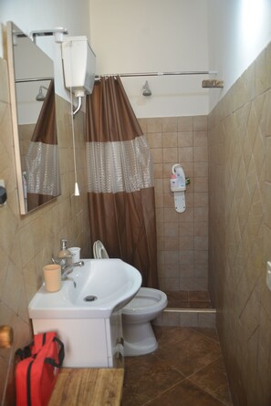 Baignoire à jets, sèche-cheveux, bidet, serviettes fournies