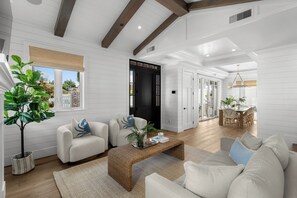 Una Smart TV, una chimenea, una biblioteca de música, una oficina