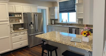 Historic Madison Retreat – New Furnishings, Walk to Shops & Riverfront