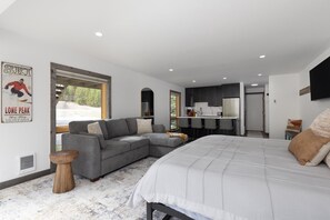 1 slaapkamer, een strijkplank/strijkijzer, reisbedje, wifi