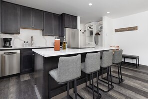 Een koelkast, een magnetron, een oven, een kookplaat