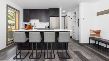 Geladeira, micro-ondas, fogão, cooktop