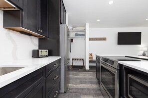 冷蔵庫、電子レンジ、オーブン、コンロ