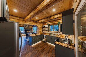 Microwave, oven, stovetop, dishwasher - Beautiful Log Cabin in Mountains Near Glacier Park (Kila)