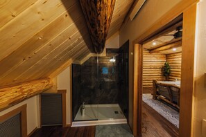 Shower, hair dryer, towels, soap - Beautiful Log Cabin in Mountains Near Glacier Park (Kila)
