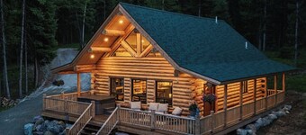 Beautiful Log Cabin in Mountains Near Glacier Park