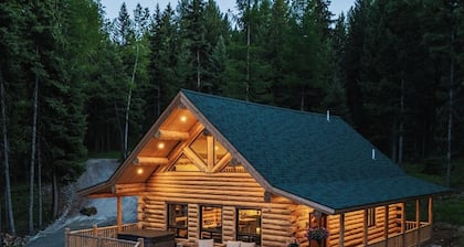 Beautiful Log Cabin in Mountains Near Glacier Park