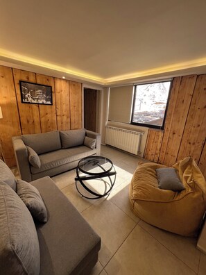 Comfort Chalet, 2 Bedrooms, Mountain View | Living area