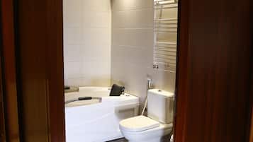 Comfort Chalet, 3 Bedrooms, Mountain View | Bathroom