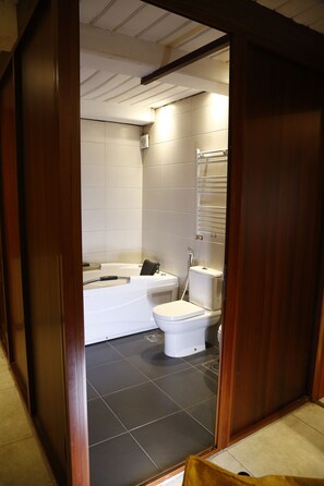 Nhà gỗ tiện nghi đơn giản, 3 phòng ngủ, quang cảnh núi | Phòng tắm