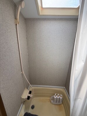 Regadera, toallas, jabón, papel de baño 