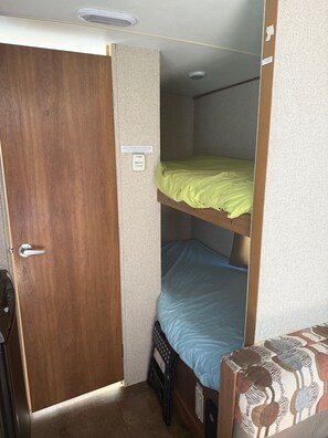 1 bedroom, WiFi - Cozy Vegas Bunkhouse RV (Las Vegas)