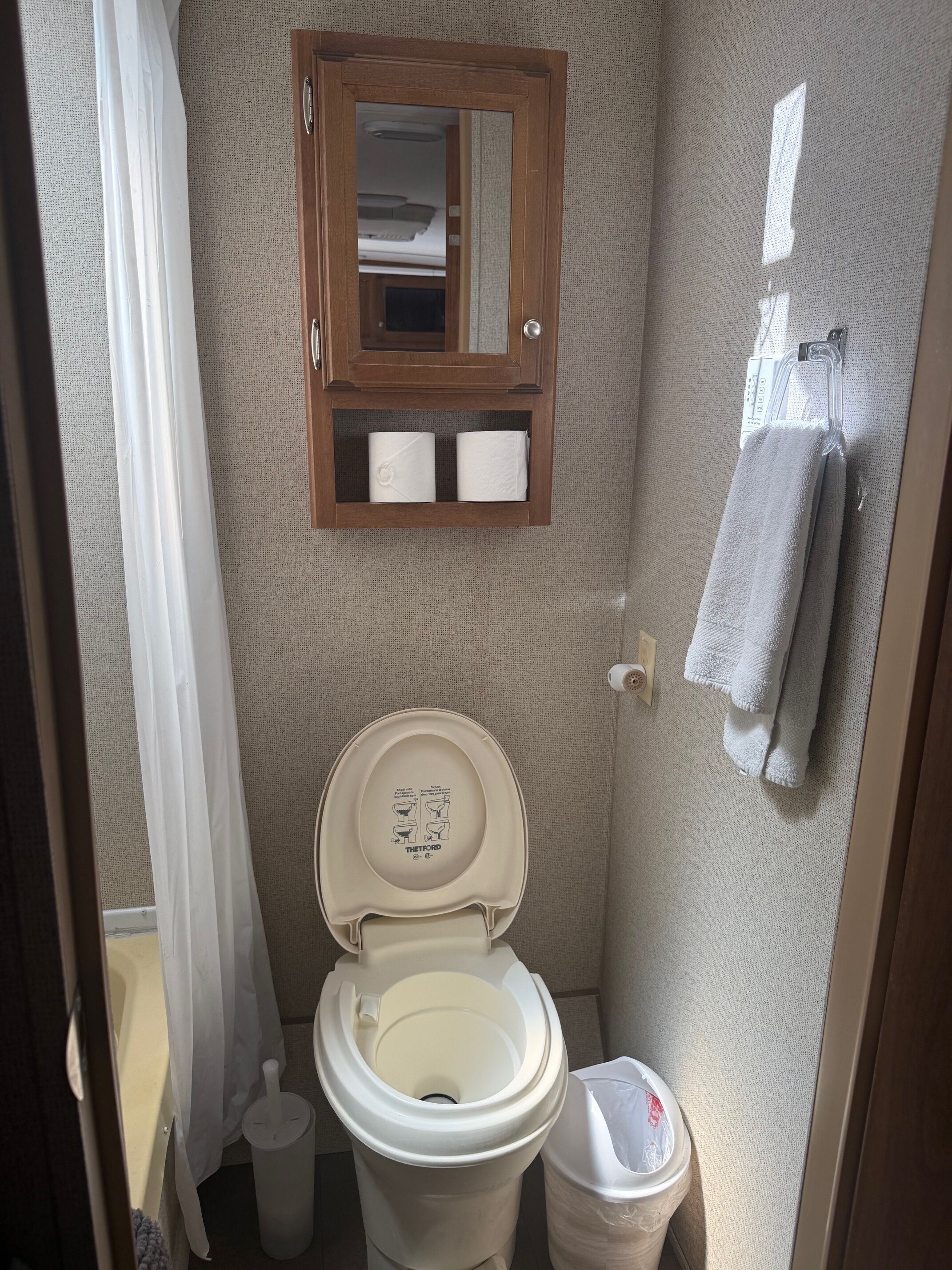 Douche, serviettes fournies, savon, papier toilette
