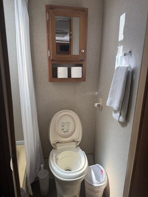 Regadera, toallas, jabón, papel de baño 