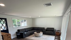 A spacious living room with a sectional sofa, a round coffee table, and a fireplace. - Spacious 4-bedroom house in charming Ephrata (Ephrata)