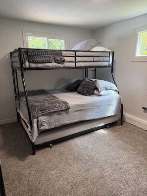 4 bedrooms, iron/ironing board, WiFi, bed sheets