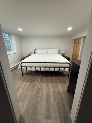 4 bedrooms, iron/ironing board, WiFi, bed sheets