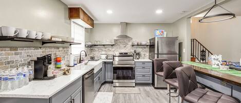 Fridge, microwave, stovetop, dishwasher