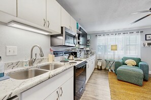 冷蔵庫、電子レンジ、オーブン、コンロ