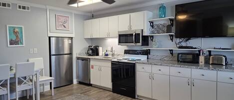 冷蔵庫、電子レンジ、オーブン、コンロ