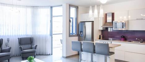 Réfrigérateur, micro-ondes, four, plaque de cuisson