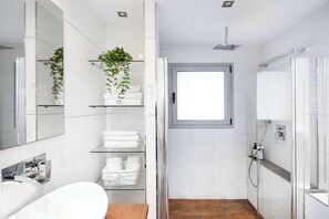 Dusche, kostenlose Toilettenartikel, Haartrockner, Handtücher