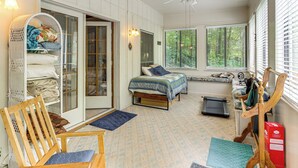 Un dormitorio acogedor con cama, una silla, una cinta de correr y una ventana con persianas.