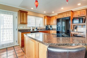 Fridge, microwave, stovetop, dishwasher - Copalis Beach Family Home: Close to Sites & Nature (Copalis Beach)