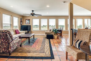 TV, DVD player, books, video library - Copalis Beach Family Home: Close to Sites & Nature (Copalis Beach)