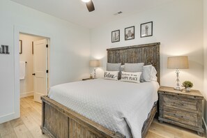 3 bedrooms, iron/ironing board, travel cot, Internet - 2 Mi to UT: Modern Retreat w/ Covered Porch (Knoxville)