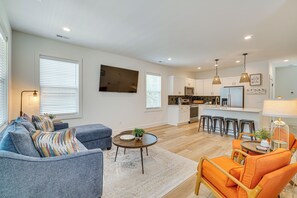 TV - 2 Mi to UT: Modern Retreat w/ Covered Porch (Knoxville)