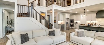 Dock & Hot Tub! High-End Cedar Creek Lake Retreat