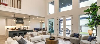 Hot Tub, Fire Pit! High-End Cedar Creek Lake Haven