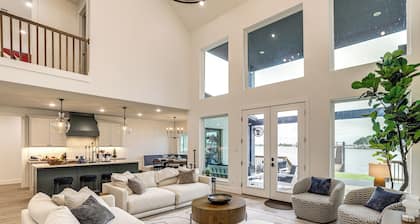 Hot Tub, Fire Pit! High-End Cedar Creek Lake Haven