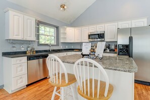 Fridge, microwave, stovetop, dishwasher