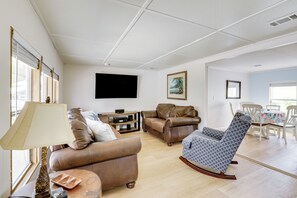 TV, fireplace, stereo - Fish & Boat On-Site! Waterfront Florida Keys Home (Marathon)