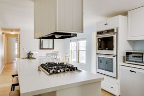 Fridge, microwave, stovetop, dishwasher - Fish & Boat On-Site! Waterfront Florida Keys Home (Marathon)