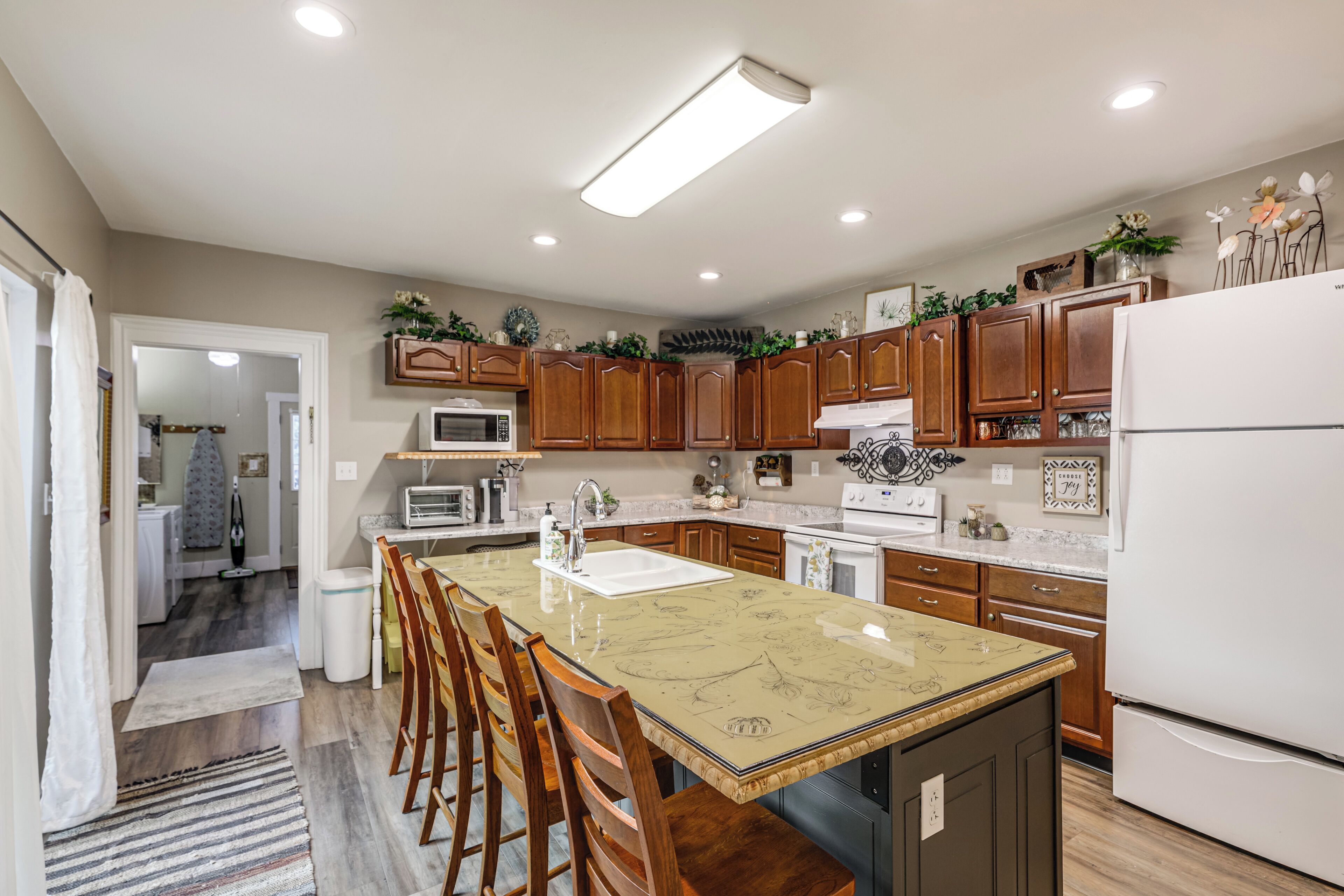 Kjøleskap, mikrobølgeovn, kokeplater og oppvaskmaskin