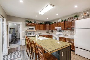 Réfrigérateur, micro-ondes, plaque de cuisson, lave-vaisselle