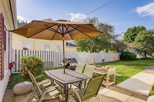 Walkable Group Getaway w/ Bikes in West Liberty!