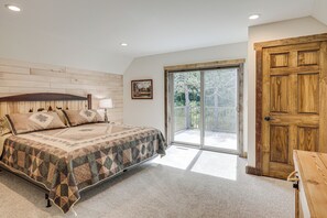 4 bedrooms, desk, Internet, bed sheets - 3 MI to Lake: Pet Friendly Wabeno Cabin! (Wabeno)