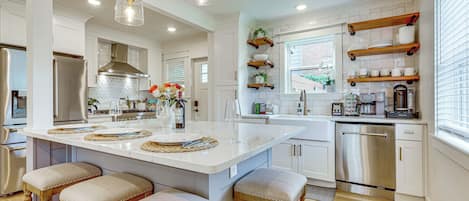 Fridge, microwave, stovetop, dishwasher