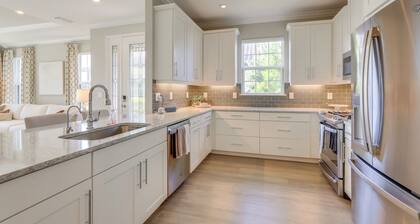 Chic Getaway in Bradenton w/ Pool Access