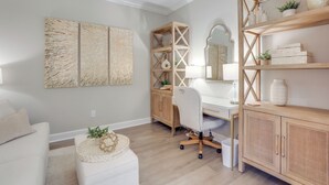 Un espacio de oficina moderno con un escritorio, una silla y estanterías.