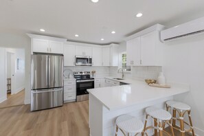 冰箱、微波炉、烤箱、炉灶