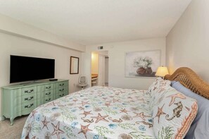 2 bedrooms, WiFi, bed sheets - Steps to Sand! Ground-Floor 2BR by Pool (Cocoa Beach)